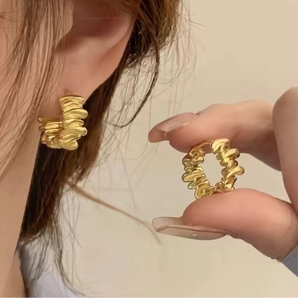 Gold crinkle huggie hoop earrings ✨ - Picture 4 of 6